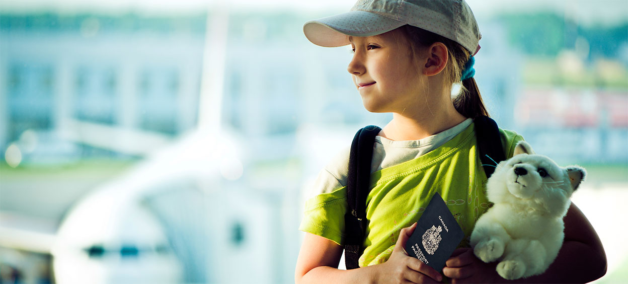 Kid travelling alone at the airport